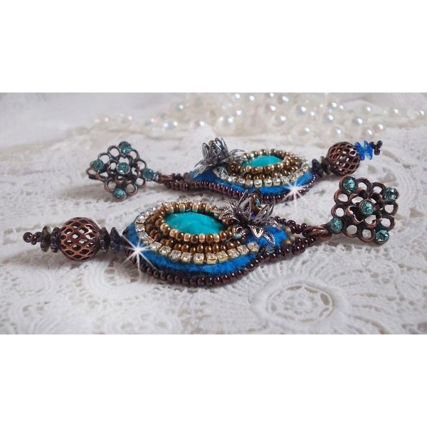 BO Ilycia Charmant geborduurd met twee turkooisgroene facetgeslepen cabochons en Swarovski-kristallen