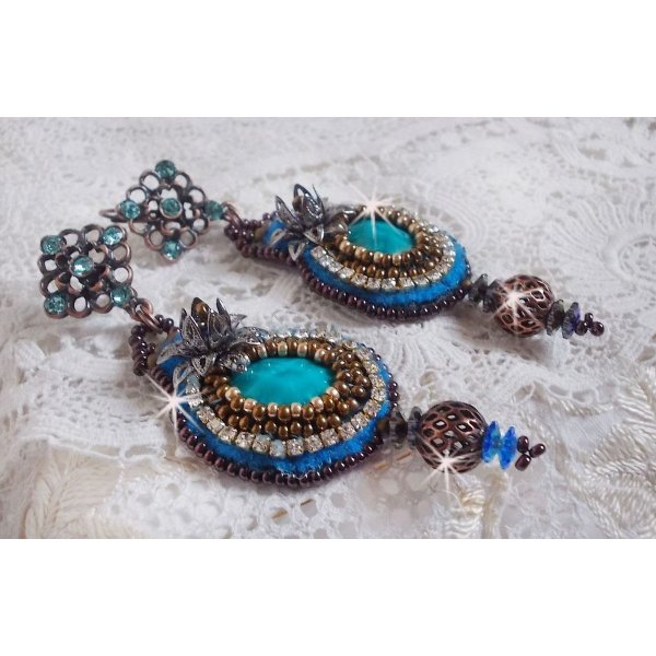 BO Ilycia Charmant geborduurd met twee turkooisgroene facetgeslepen cabochons en Swarovski-kristallen
