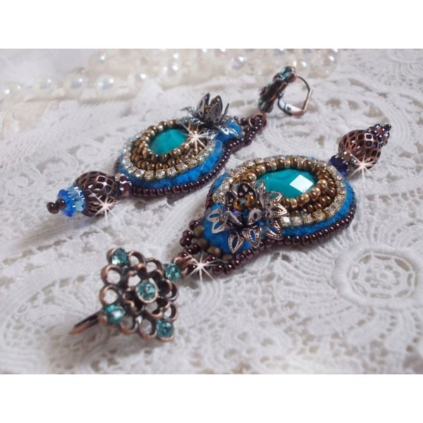 BO Ilycia Charmant geborduurd met twee turkooisgroene facetgeslepen cabochons en Swarovski-kristallen