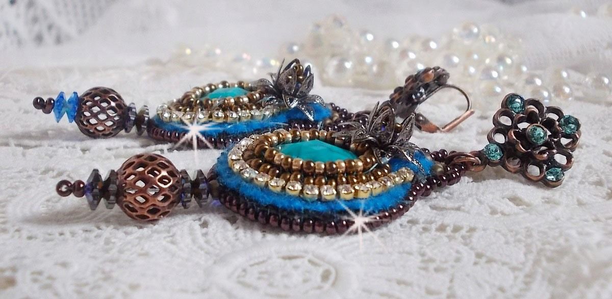 BO Ilycia Charmant geborduurd met twee turkooisgroene facetgeslepen cabochons en Swarovski-kristallen