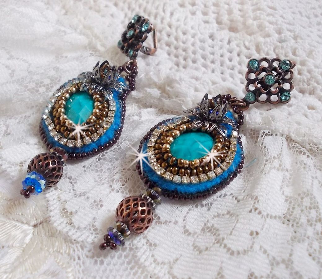 BO Ilycia Charmant geborduurd met twee turkooisgroene facetgeslepen cabochons en Swarovski-kristallen