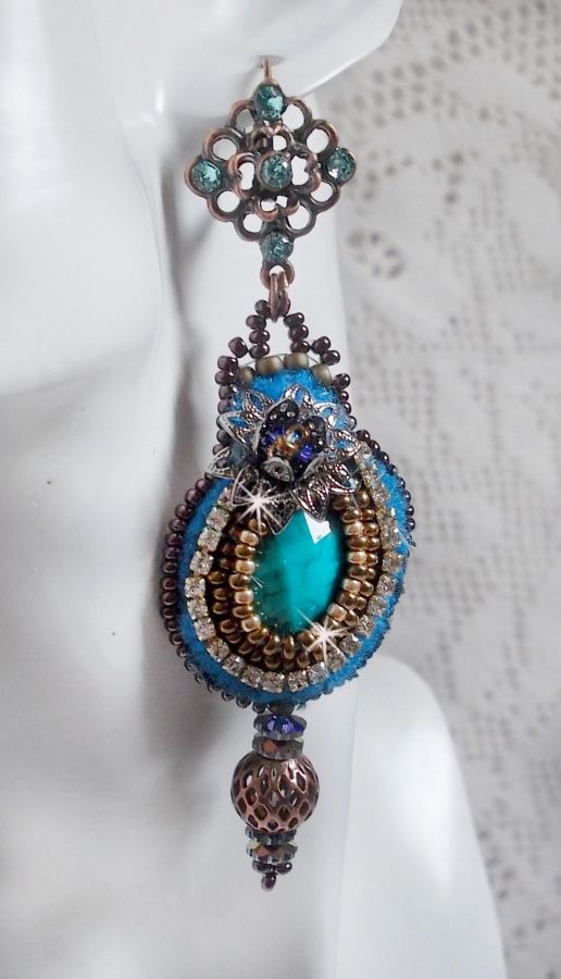 BO Ilycia Charmant geborduurd met twee turkooisgroene facetgeslepen cabochons en Swarovski-kristallen