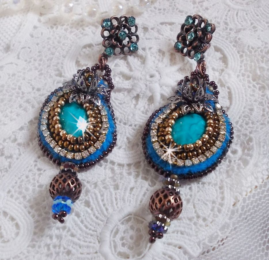 BO Ilycia Charmant geborduurd met twee turkooisgroene facetgeslepen cabochons en Swarovski-kristallen