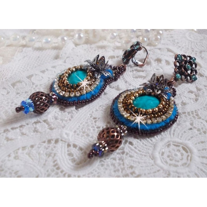 BO Ilycia Charmant geborduurd met twee turkooisgroene facetgeslepen cabochons en Swarovski-kristallen