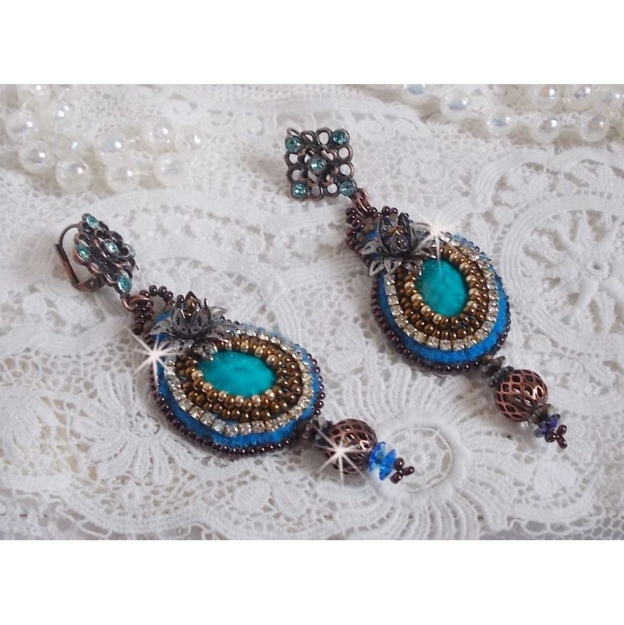 BO Ilycia Charmant geborduurd met twee turkooisgroene facetgeslepen cabochons en Swarovski-kristallen