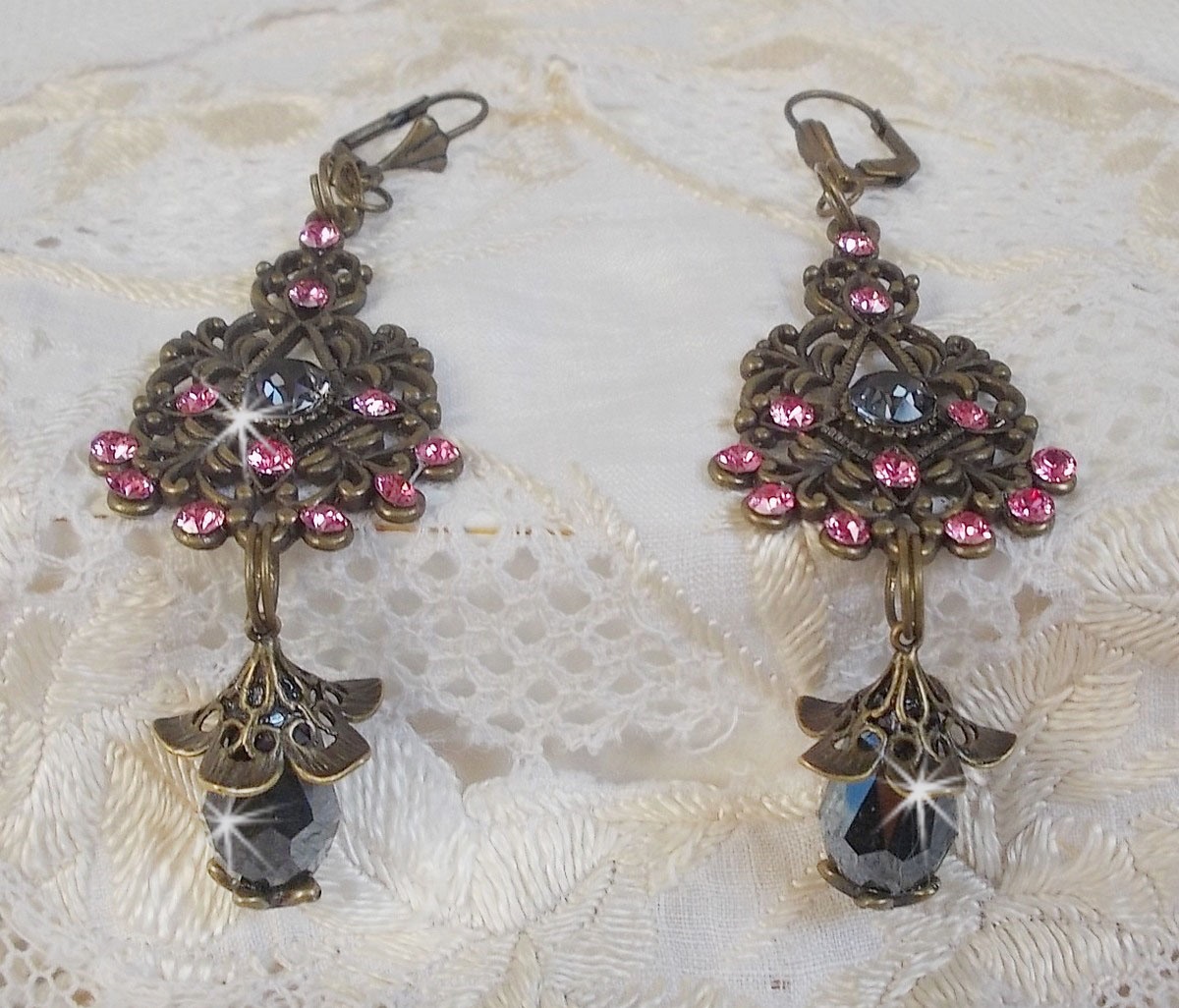 BO Irresistible Love Collection met Swarovski kristallen gemonteerd op bronzen filigraan kandelaars