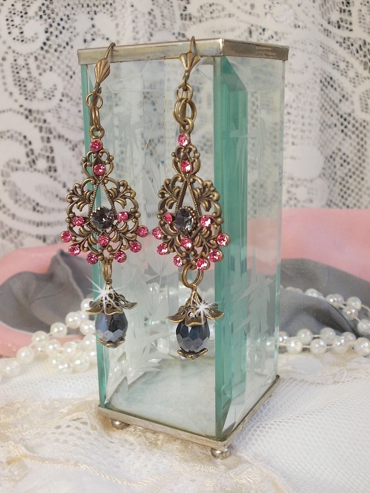 BO Irresistible Love Collection met Swarovski kristallen gemonteerd op bronzen filigraan kandelaars