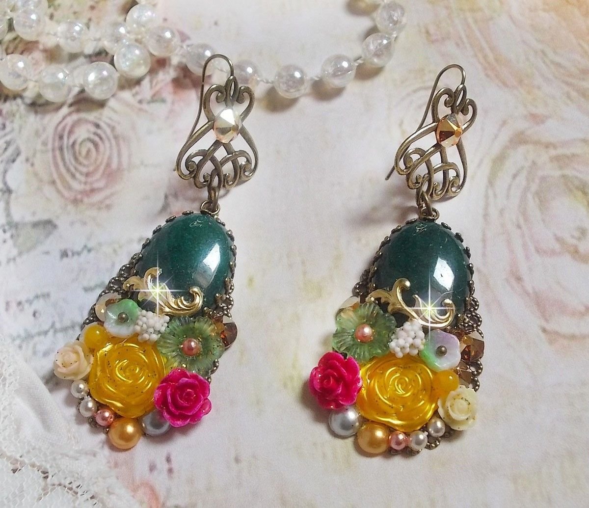 BO Jade Bloemen gemaakt met ovale Maleisische Jade cabochons, Swarovski kristallen, hars kralen, glazen bloemen met kwaliteit accessoires. 