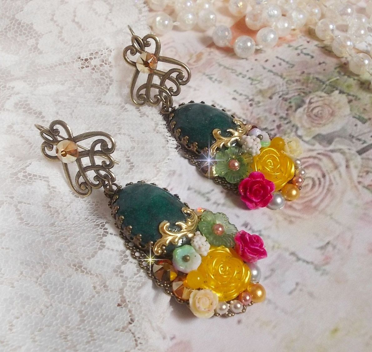BO Jade Bloemen gemaakt met ovale Maleisische Jade cabochons, Swarovski kristallen, hars kralen, glazen bloemen met kwaliteit accessoires. 