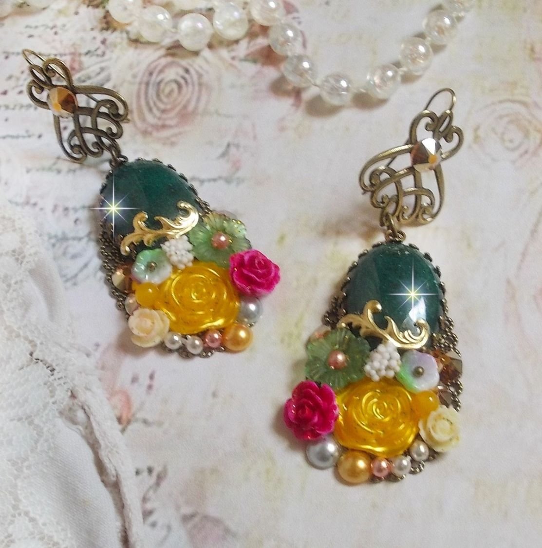 BO Jade Bloemen gemaakt met ovale Maleisische Jade cabochons, Swarovski kristallen, hars kralen, glazen bloemen met kwaliteit accessoires. 