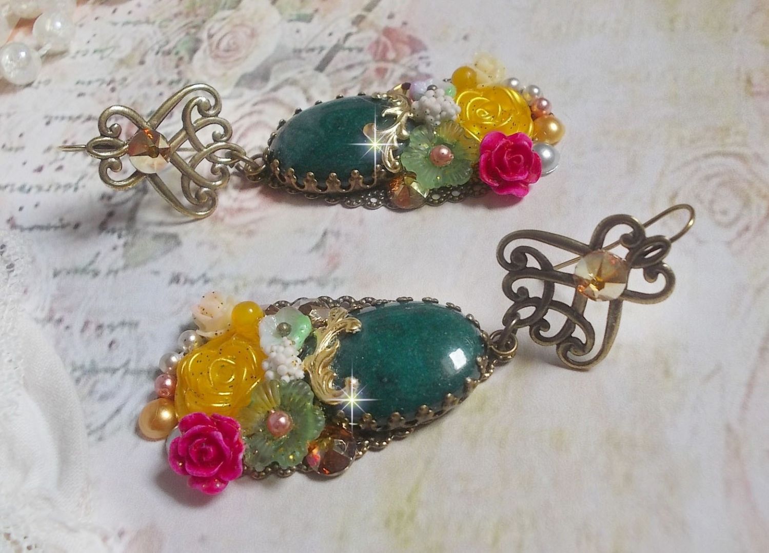 BO Jade Bloemen gemaakt met ovale Maleisische Jade cabochons, Swarovski kristallen, hars kralen, glazen bloemen met kwaliteit accessoires. 