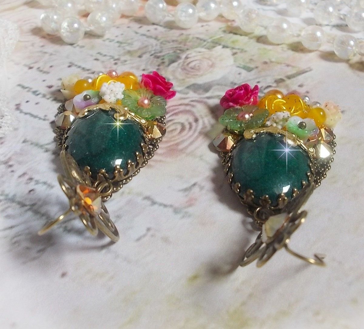 BO Jade Bloemen gemaakt met ovale Maleisische Jade cabochons, Swarovski kristallen, hars kralen, glazen bloemen met kwaliteit accessoires. 