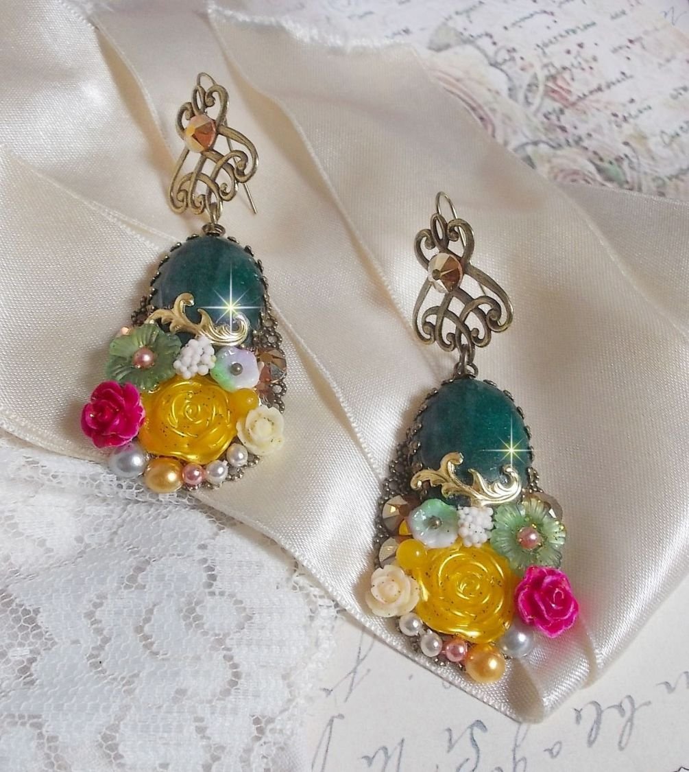 BO Jade Bloemen gemaakt met ovale Maleisische Jade cabochons, Swarovski kristallen, hars kralen, glazen bloemen met kwaliteit accessoires. 