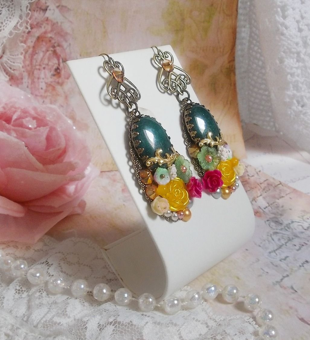 BO Jade Bloemen gemaakt met ovale Maleisische Jade cabochons, Swarovski kristallen, hars kralen, glazen bloemen met kwaliteit accessoires. 