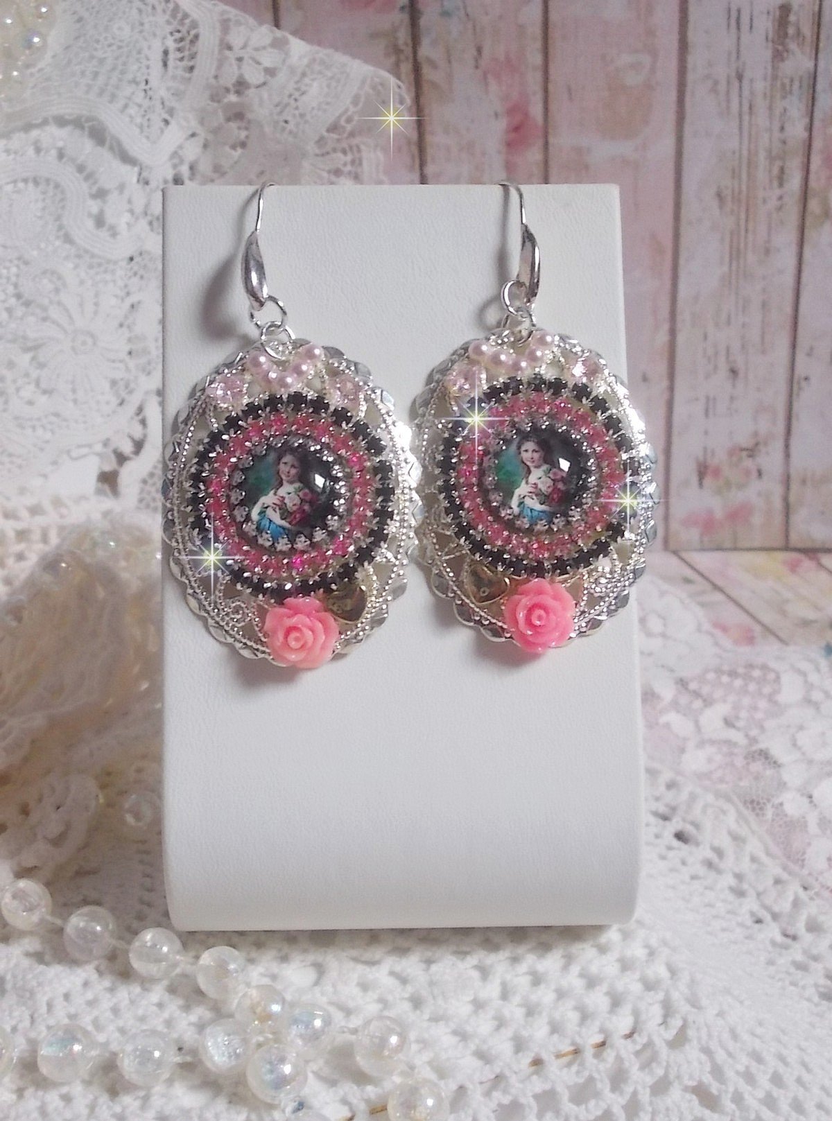 BO Jardin de Lumi&egrave;re et d&rsquo;argent mont&eacute;es avec un cabochon ovale repr&eacute;sentant une jeune femme avec des fleurs &agrave; laquelle s&rsquo;ajoute des zirconiums, perles, estampes avec crochets en Argent 925