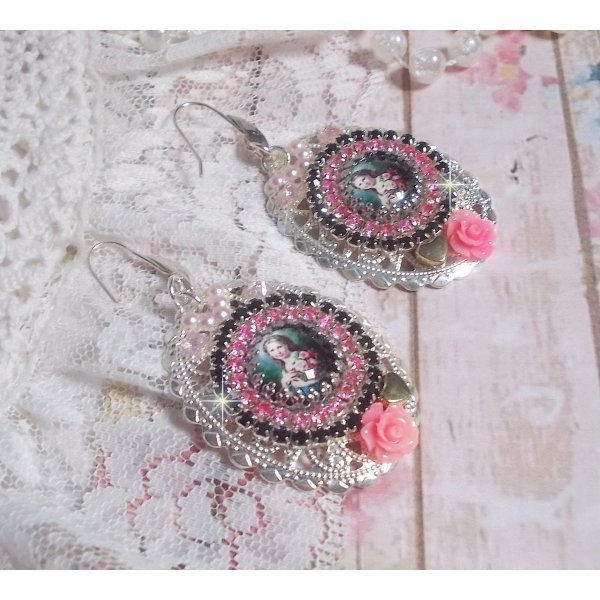 BO Jardin de Lumi&egrave;re et d&rsquo;argent mont&eacute;es avec un cabochon ovale repr&eacute;sentant une jeune femme avec des fleurs &agrave; laquelle s&rsquo;ajoute des zirconiums, perles, estampes avec crochets en Argent 925