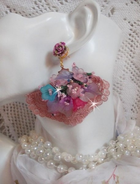 BO Jardin Po&eacute;tique brod&eacute;es sur une belle dentelle rose Antique avec des fleurs lucites et des rocailles