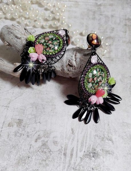 BO La Jocondine mont&eacute;es avec estampes, cabochons verre, dagues, perles r&eacute;sine et perles cristal Swarovski