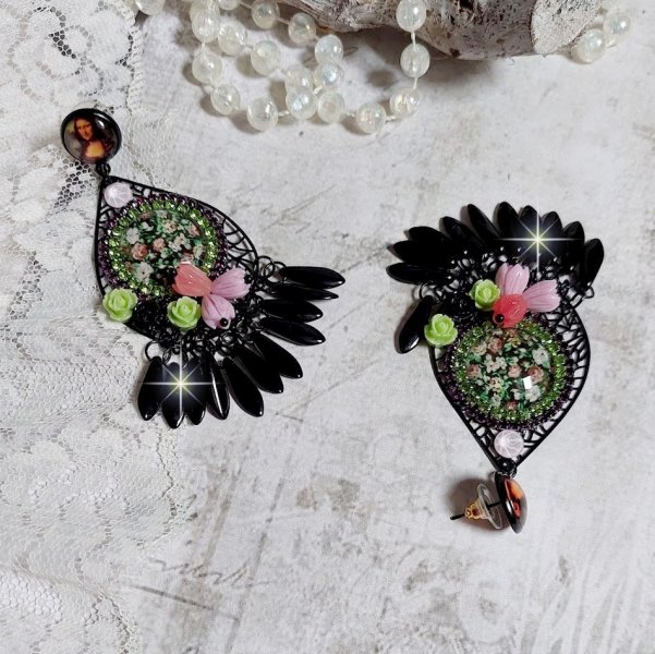 BO La Jocondine mont&eacute;es avec estampes, cabochons verre, dagues, perles r&eacute;sine et perles cristal Swarovski