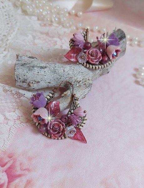 BO Jouvence cr&eacute;&eacute;es avec fleurs clochettes, boutons de roses, orchid&eacute;es, feuilles, perles rondes, cristaux  et boucles demi-lune