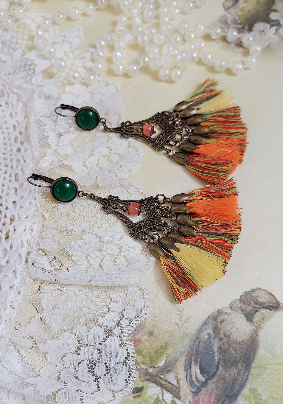 BO Kaléidoscope avec pompons multicolores, perles résines, pendentifs et dormeuses métal