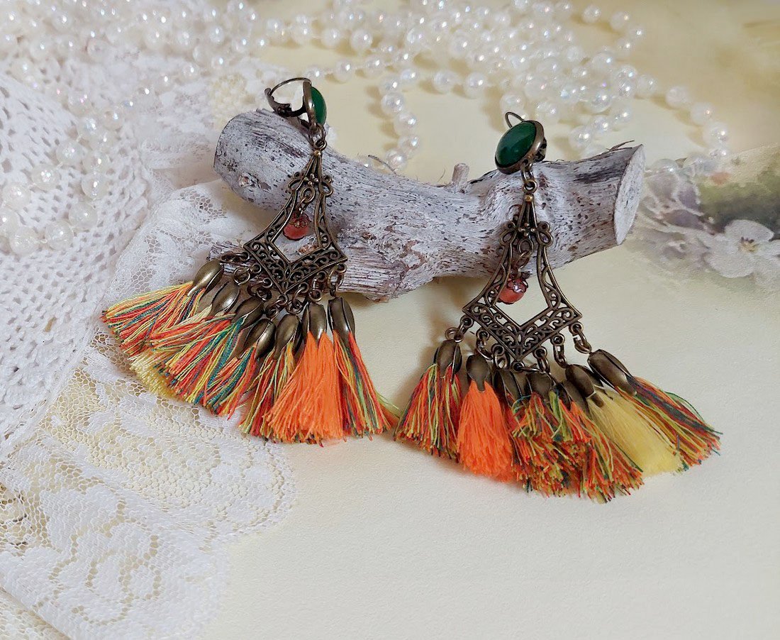 BO Kaléidoscope avec pompons multicolores, perles résines, pendentifs et dormeuses métal