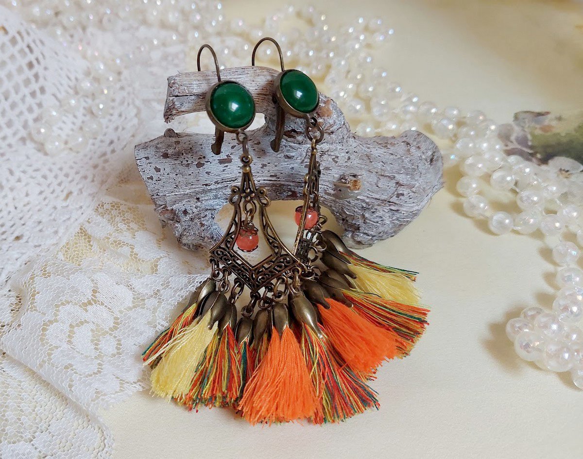 BO Kaléidoscope avec pompons multicolores, perles résines, pendentifs et dormeuses métal