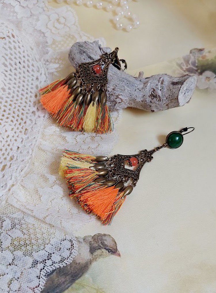 BO Kaléidoscope avec pompons multicolores, perles résines, pendentifs et dormeuses métal