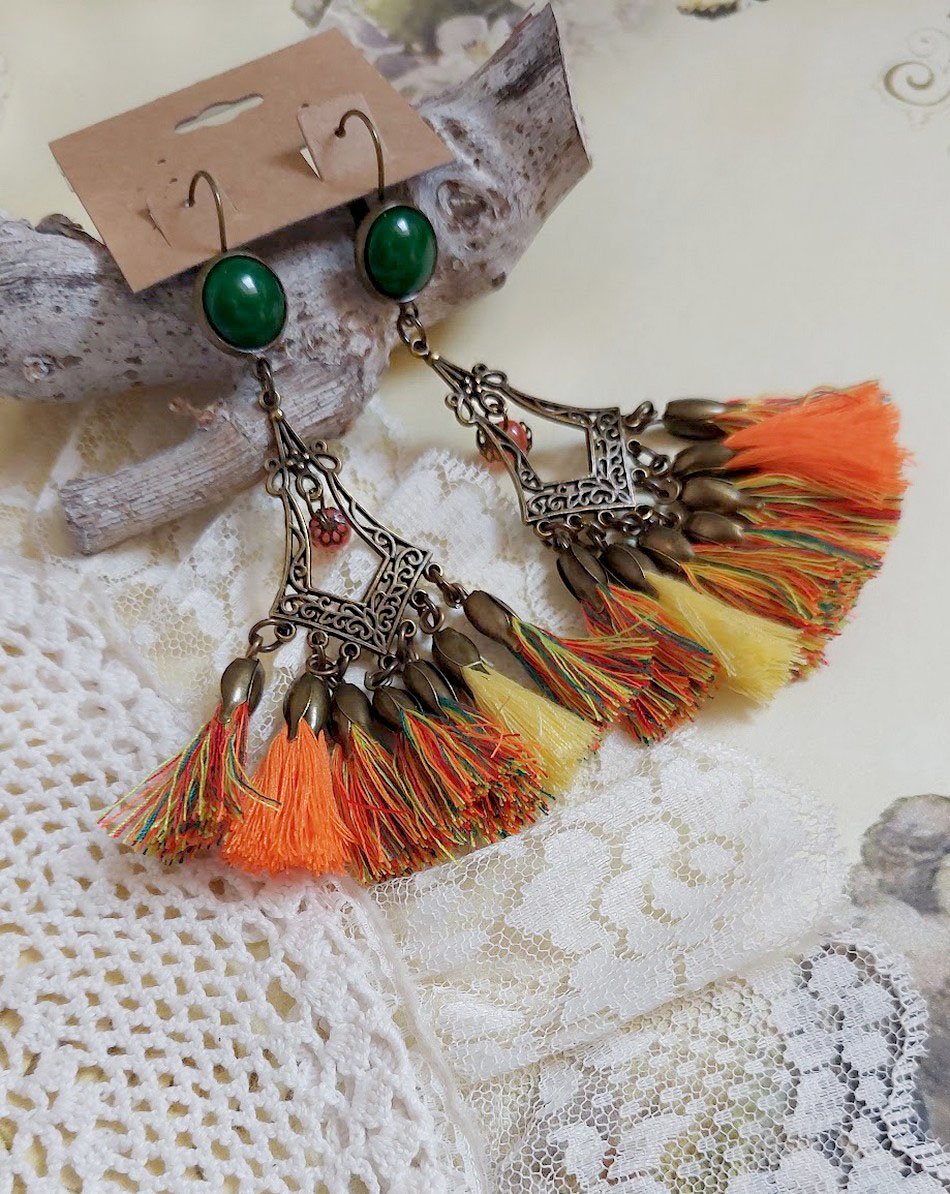 BO Kaléidoscope avec pompons multicolores, perles résines, pendentifs et dormeuses métal