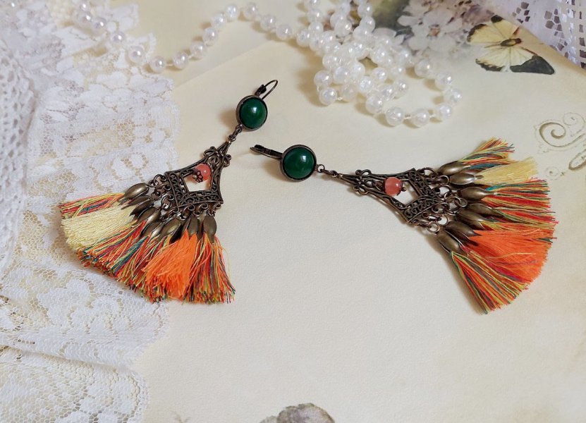 BO Kal&eacute;idoscope avec pompons multicolores, perles r&eacute;sines, pendentifs et dormeuses m&eacute;tal