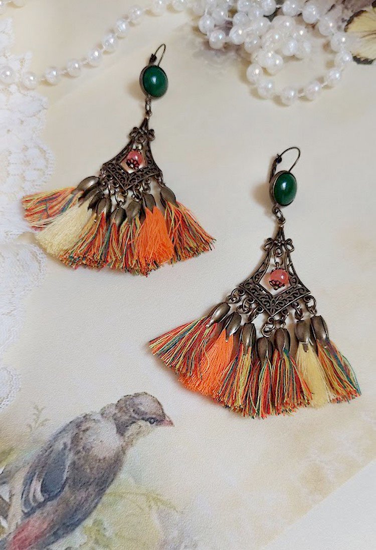BO Kaléidoscope avec pompons multicolores, perles résines, pendentifs et dormeuses métal