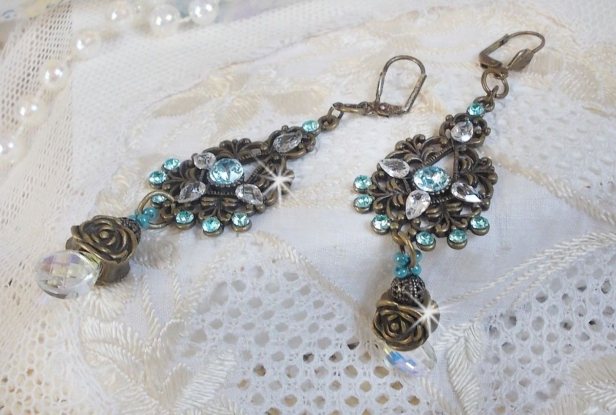 BO Lady in Blue gemonteerd met Swarovski kristallen en Zirconium met bronzen accessoires