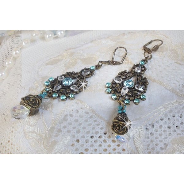 BO Lady in Blue gemonteerd met Swarovski kristallen en Zirconium met bronzen accessoires