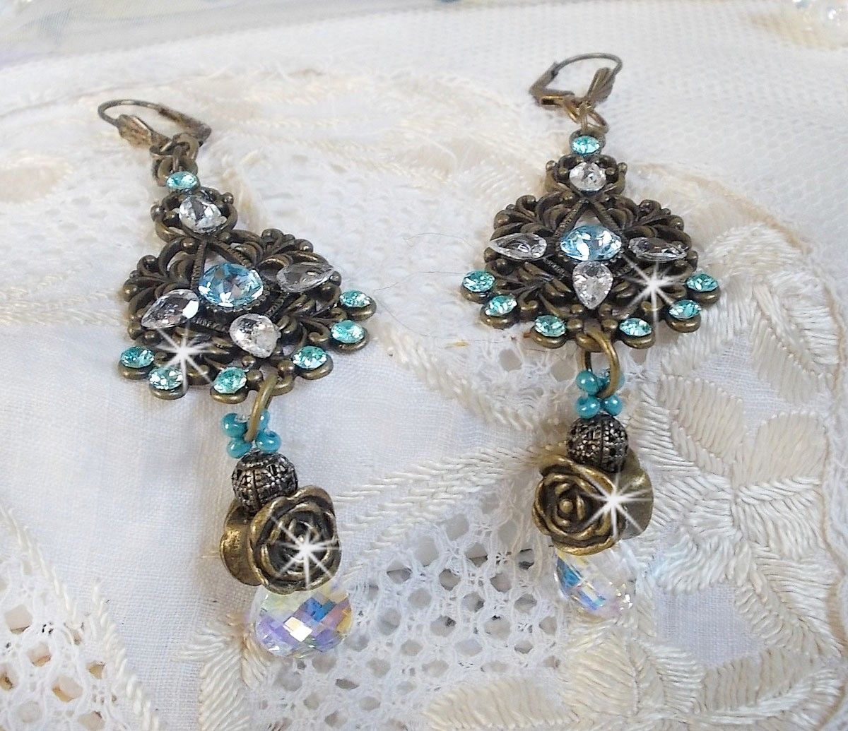 BO Lady in Blue gemonteerd met Swarovski kristallen en Zirconium met bronzen accessoires