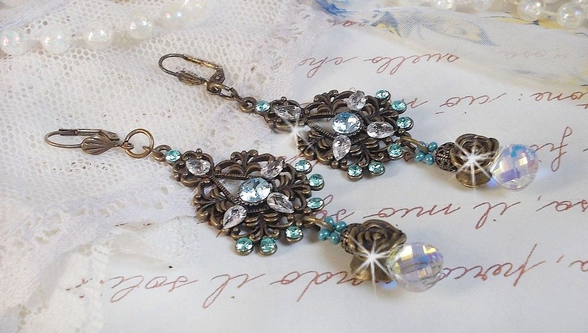 BO Lady in Blue gemonteerd met Swarovski kristallen en Zirconium met bronzen accessoires