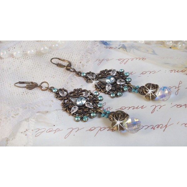 BO Lady in Blue gemonteerd met Swarovski kristallen en Zirconium met bronzen accessoires