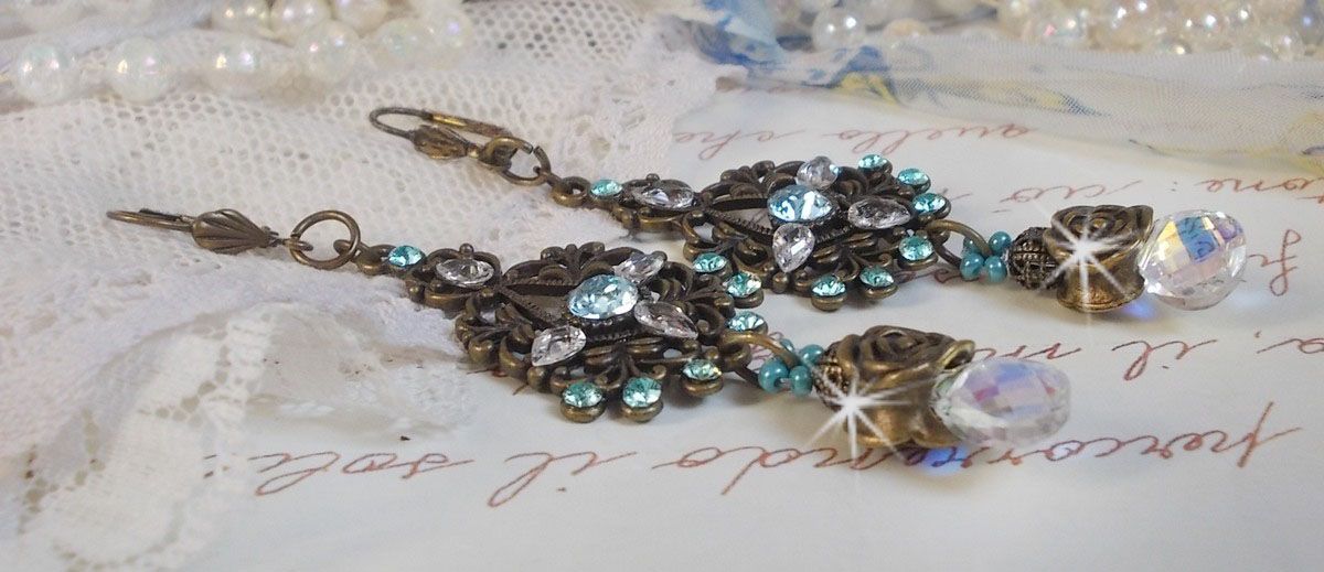 BO Lady in Blue gemonteerd met Swarovski kristallen en Zirconium met bronzen accessoires