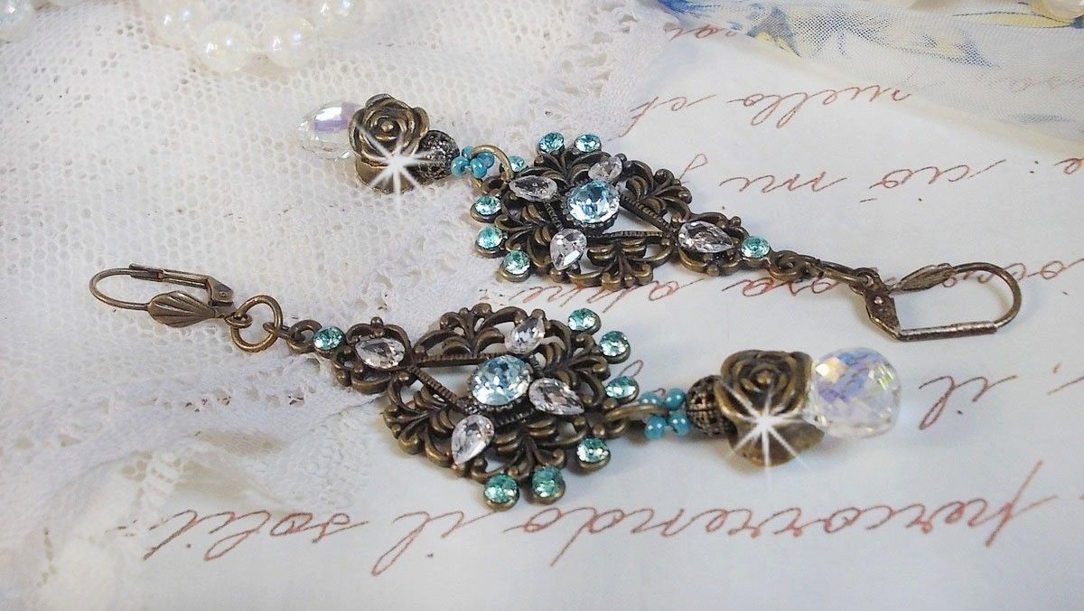 BO Lady in Blue gemonteerd met Swarovski kristallen en Zirconium met bronzen accessoires