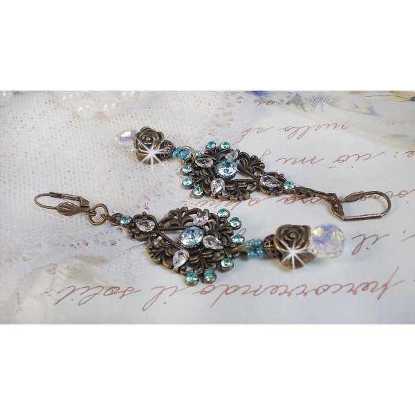 BO Lady in Blue gemonteerd met Swarovski kristallen en Zirconium met bronzen accessoires