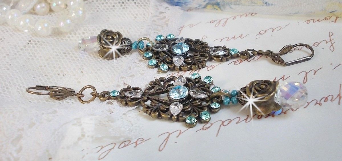 BO Lady in Blue gemonteerd met Swarovski kristallen en Zirconium met bronzen accessoires