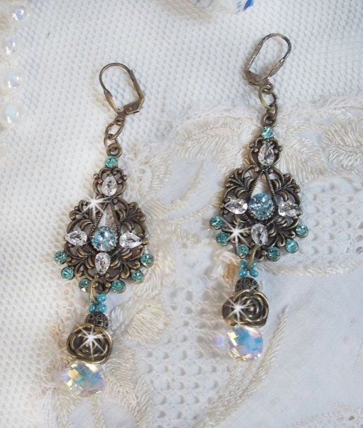 BO Lady in Blue gemonteerd met Swarovski kristallen en Zirconium met bronzen accessoires