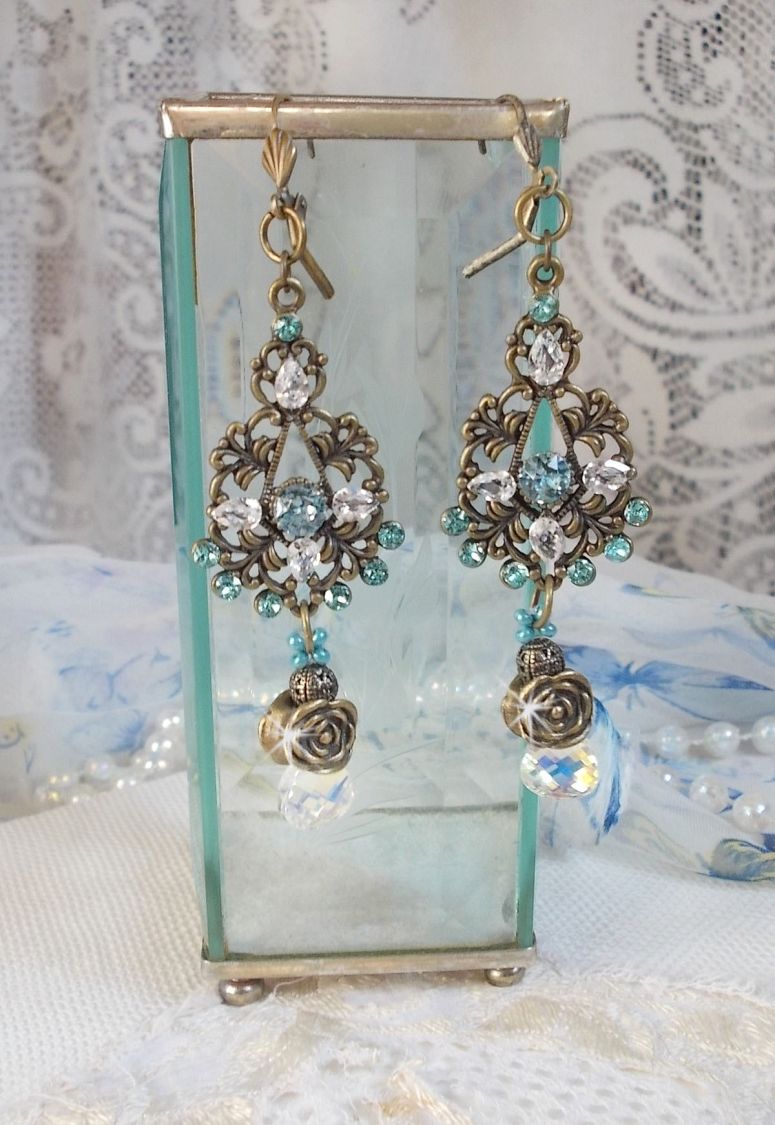 BO Lady in Blue gemonteerd met Swarovski kristallen en Zirconium met bronzen accessoires