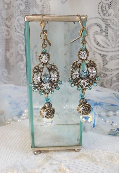 BO Lady in Blue gemonteerd met Swarovski kristallen en Zirconium met bronzen accessoires