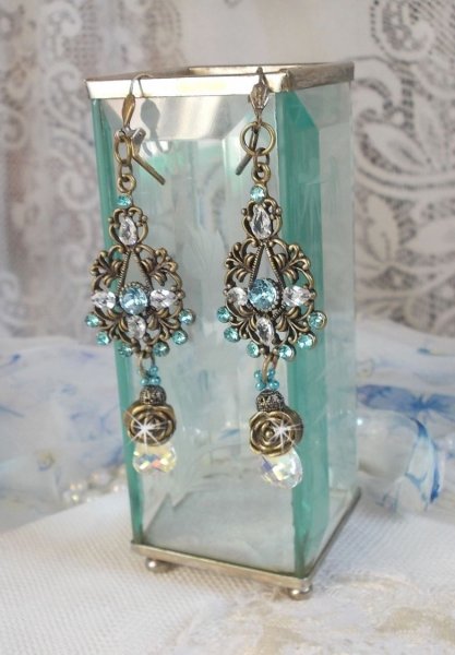 BO Lady in Blue gemonteerd met Swarovski kristallen en Zirconium met bronzen accessoires