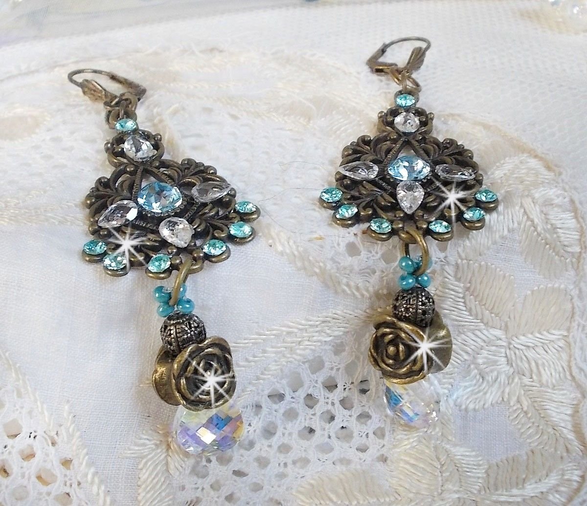 BO Lady in Blue gemonteerd met Swarovski kristallen en Zirconium met bronzen accessoires