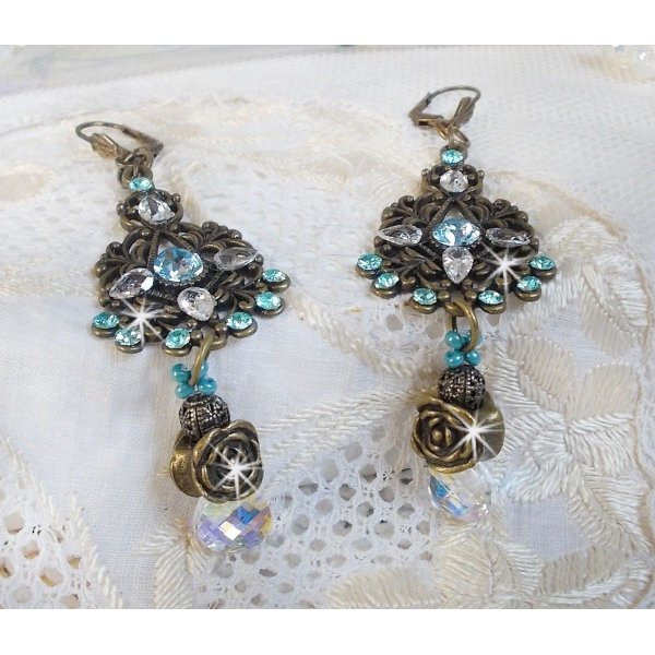 BO Lady in Blue gemonteerd met Swarovski kristallen en Zirconium met bronzen accessoires