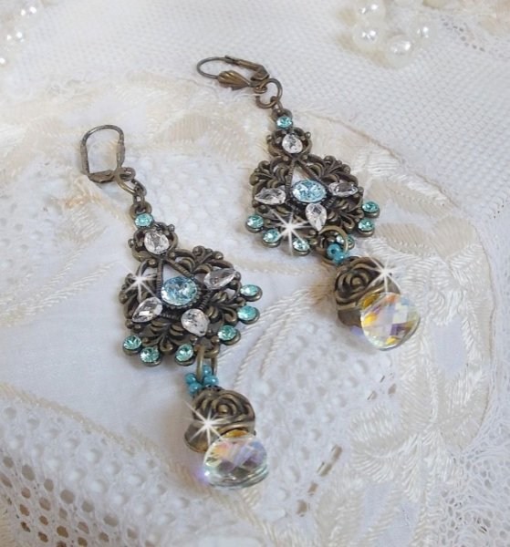 BO Lady in Blue gemonteerd met Swarovski kristallen en Zirconium met bronzen accessoires