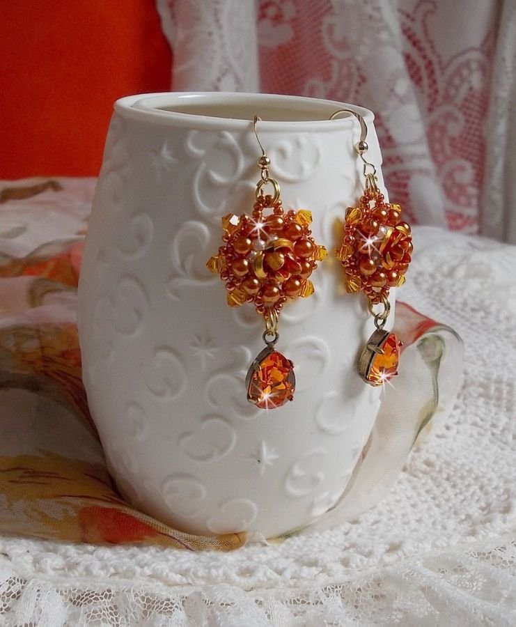 BO Lady in Orange geborduurd met Swarovski Tangerine kristallen, rocailles en bohemian glaskralen.