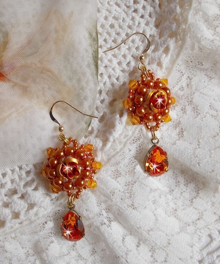 BO Lady in Orange geborduurd met Swarovski Tangerine kristallen, rocailles en bohemian glaskralen.