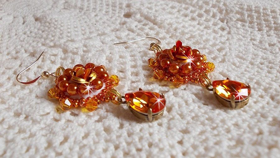 BO Lady in Orange geborduurd met Swarovski Tangerine kristallen, rocailles en bohemian glaskralen.